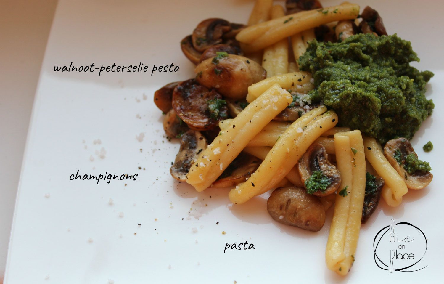 Mie en Place met champignons en walnootpesto