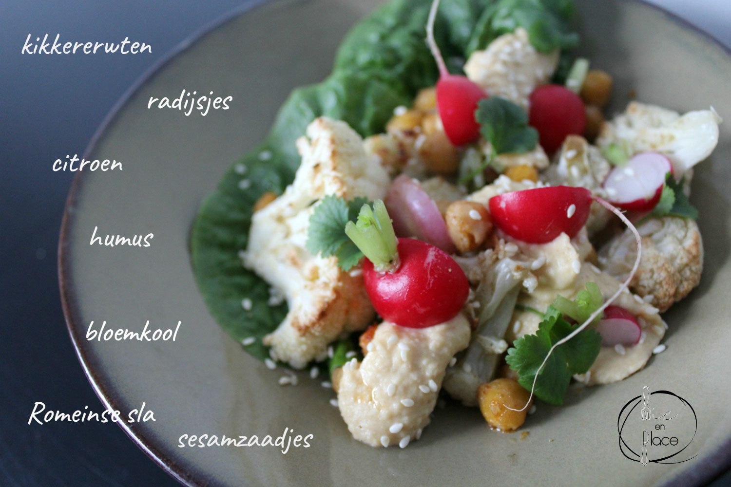 Mie en Place geroosterde bloemkool, radijsjes en humus