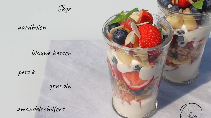 Mie en Place ontbijt trifle met perzik