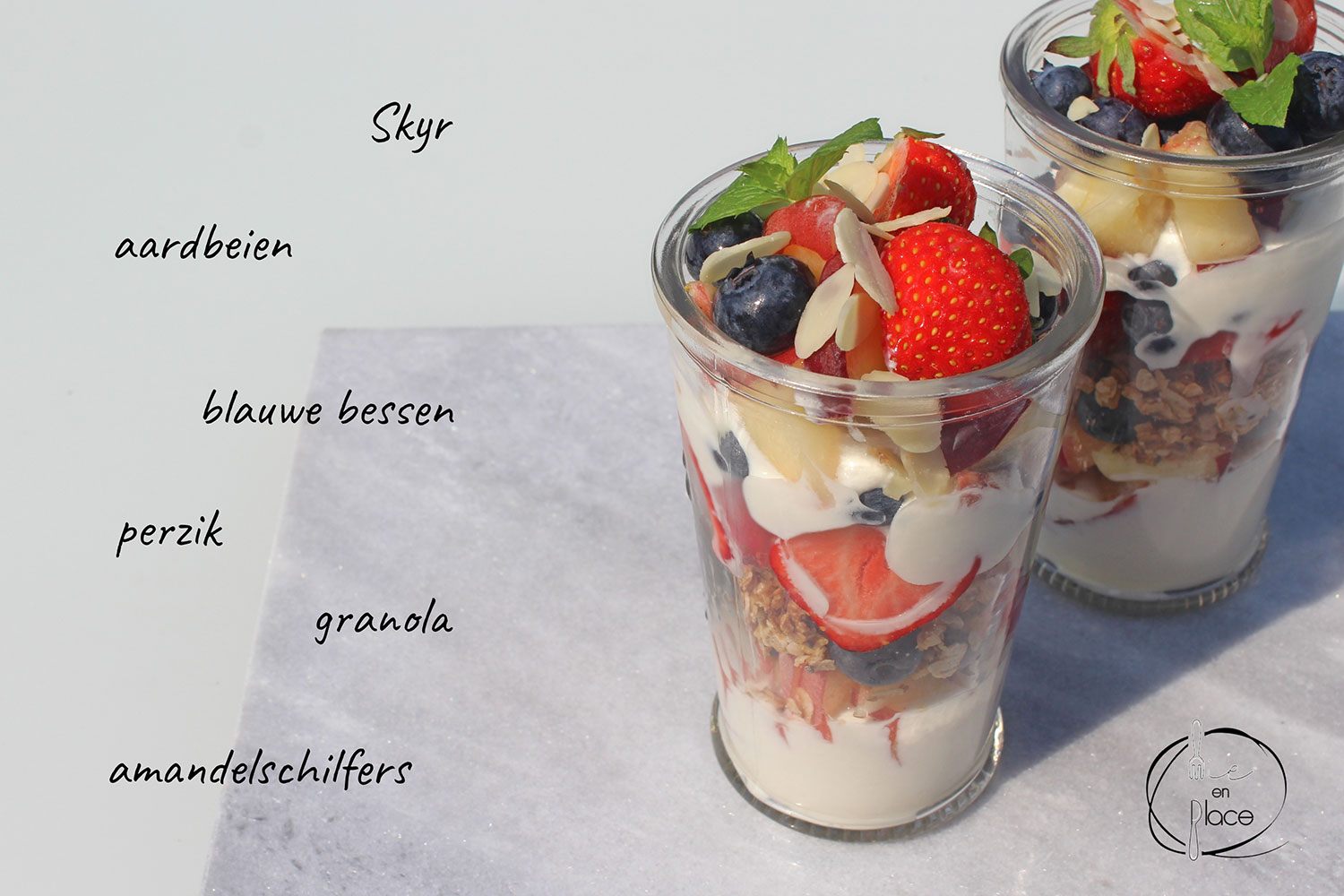 Mie en Place ontbijt trifle met perzik