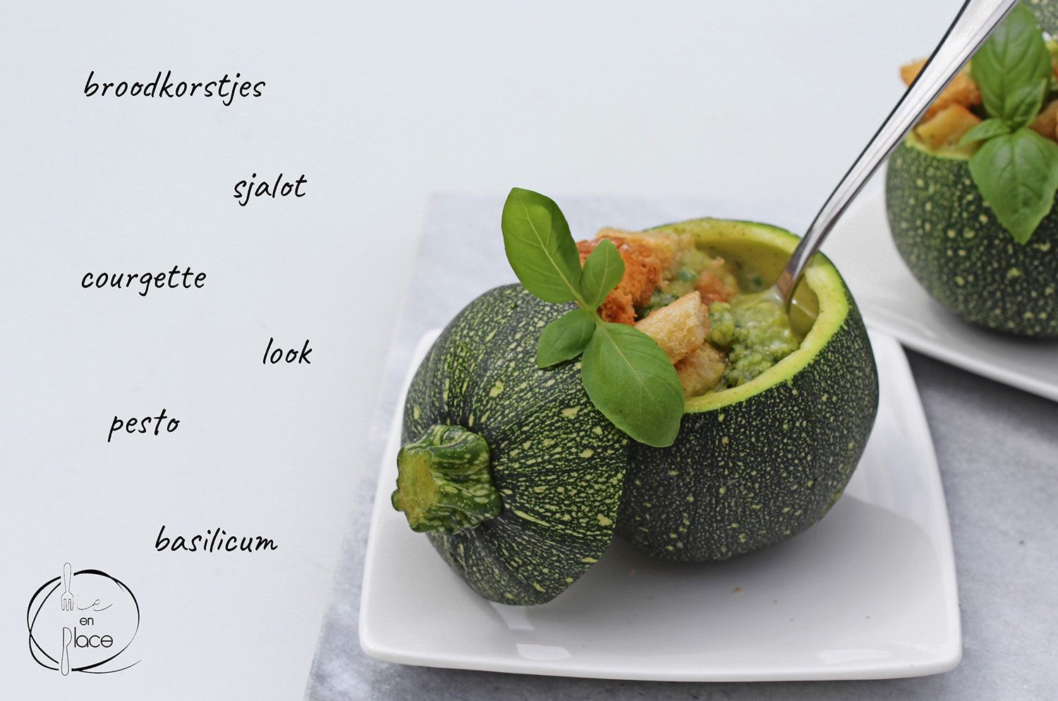 Mie en Place courgettesoep met pesto en broodkorstjes
