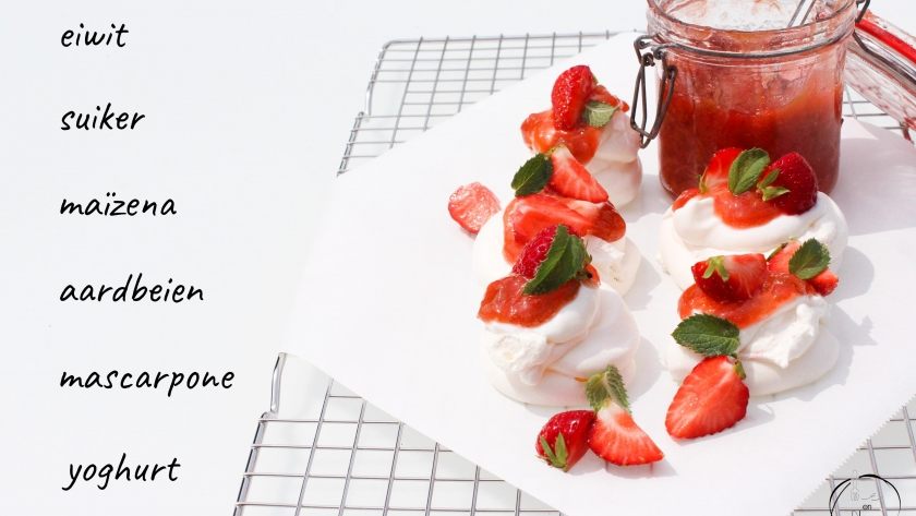 Mie en Place mini pavlova's met aardbeien confituur en mascarpone room