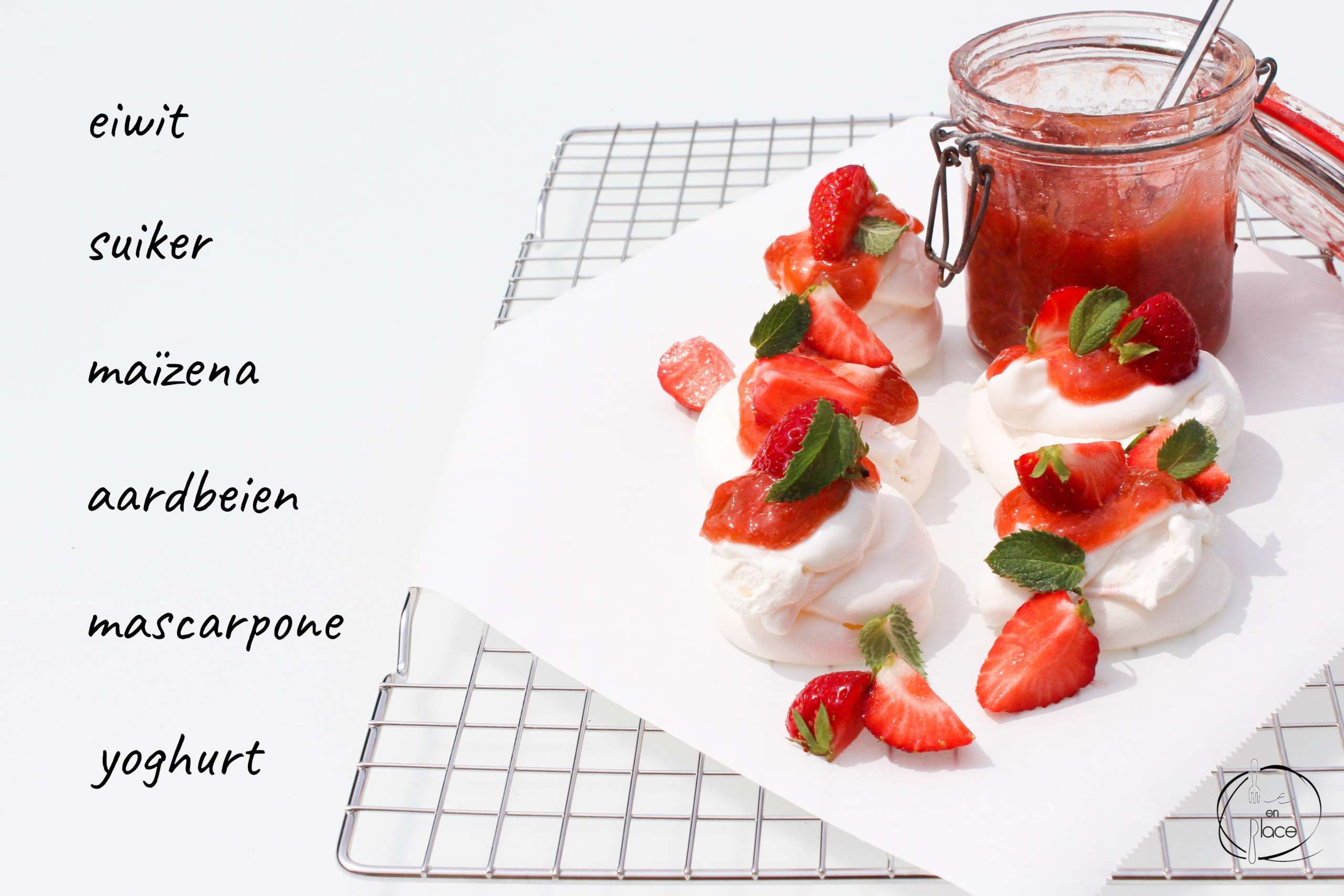 Mie en Place mini pavlova's met aardbeien confituur en mascarpone room