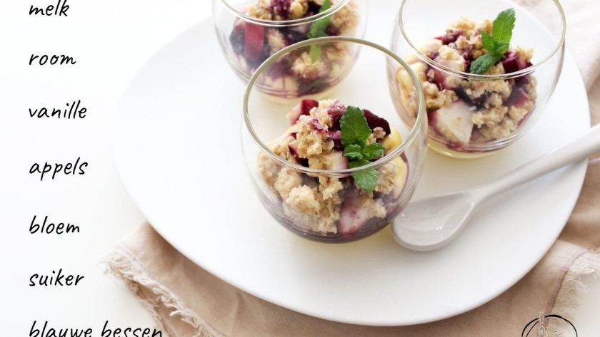Mie en Place vanilleroom met crumble van appels en blauwe bessen