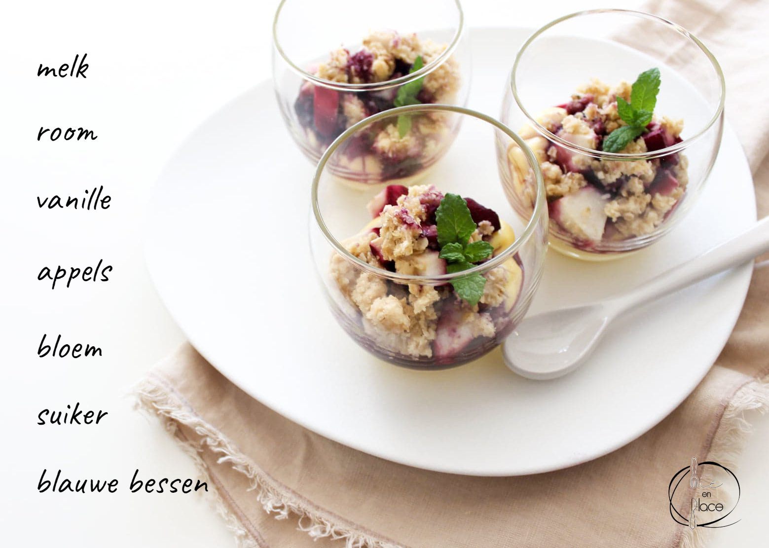 Mie en Place vanilleroom met crumble van appels en blauwe bessen