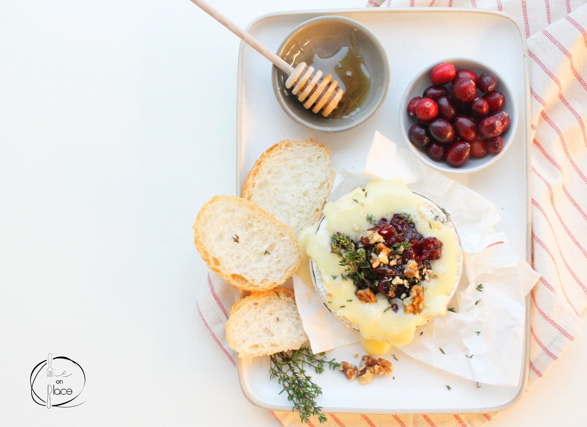 Mie en Place Camembert uit de oven met veenbessensaus