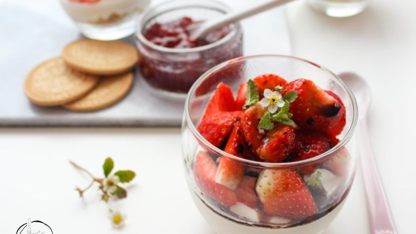 Mie en Place no bake cheesecake met aardbeien in een glaasje
