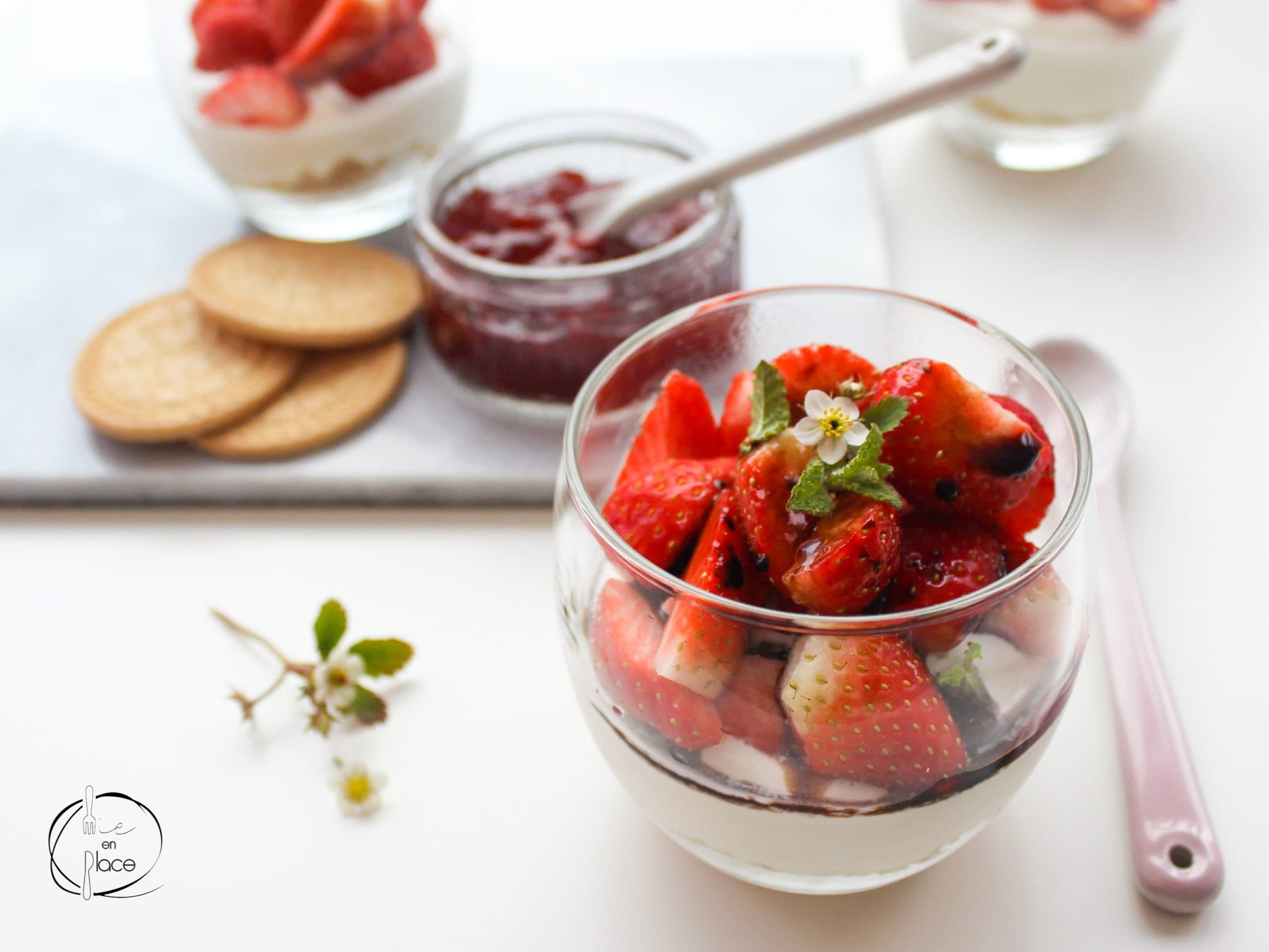 Mie en Place no bake cheesecake met aardbeien in een glaasje