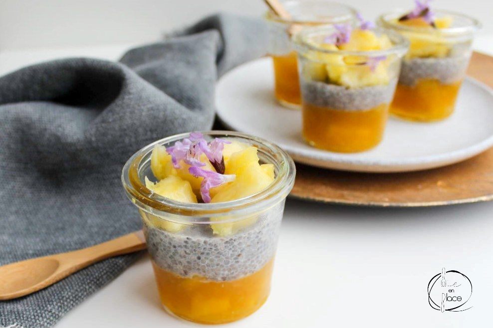 Mie en place chiapudding met ananas compote en saliebloempjes