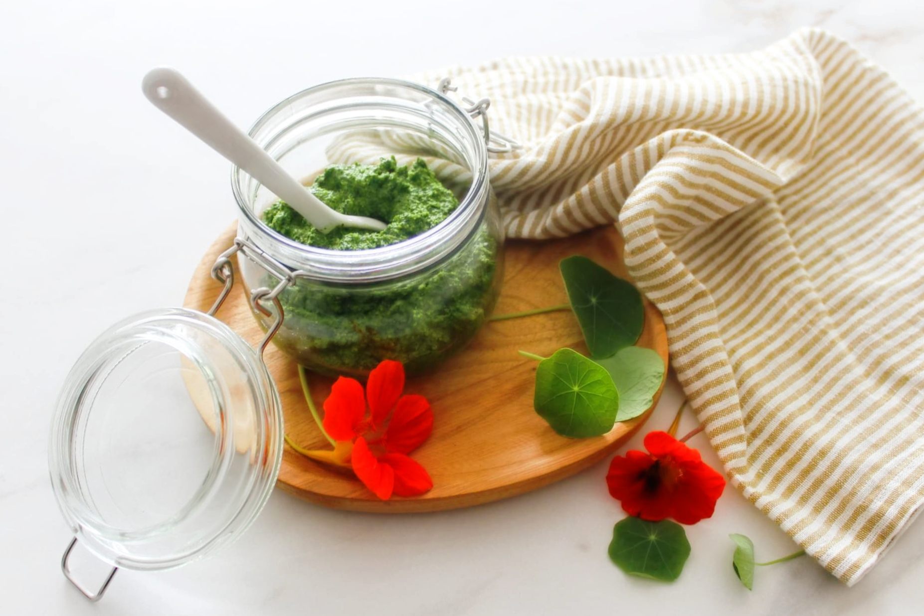 Mie en Place pesto van Oost- Indische kers