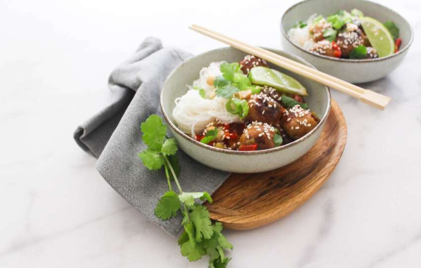 Mie en Place sticky gehaktballetjes met pinda's