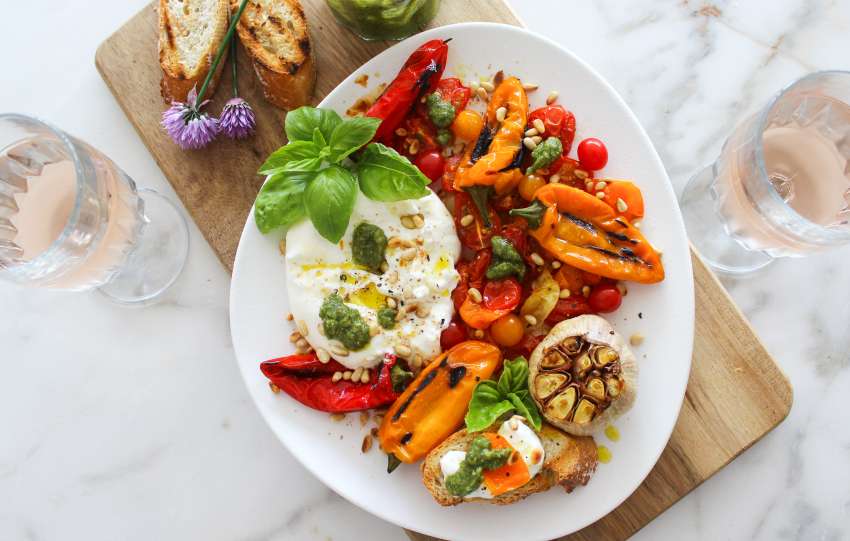 Mie en place gegrilde groenten met pesto en burrata