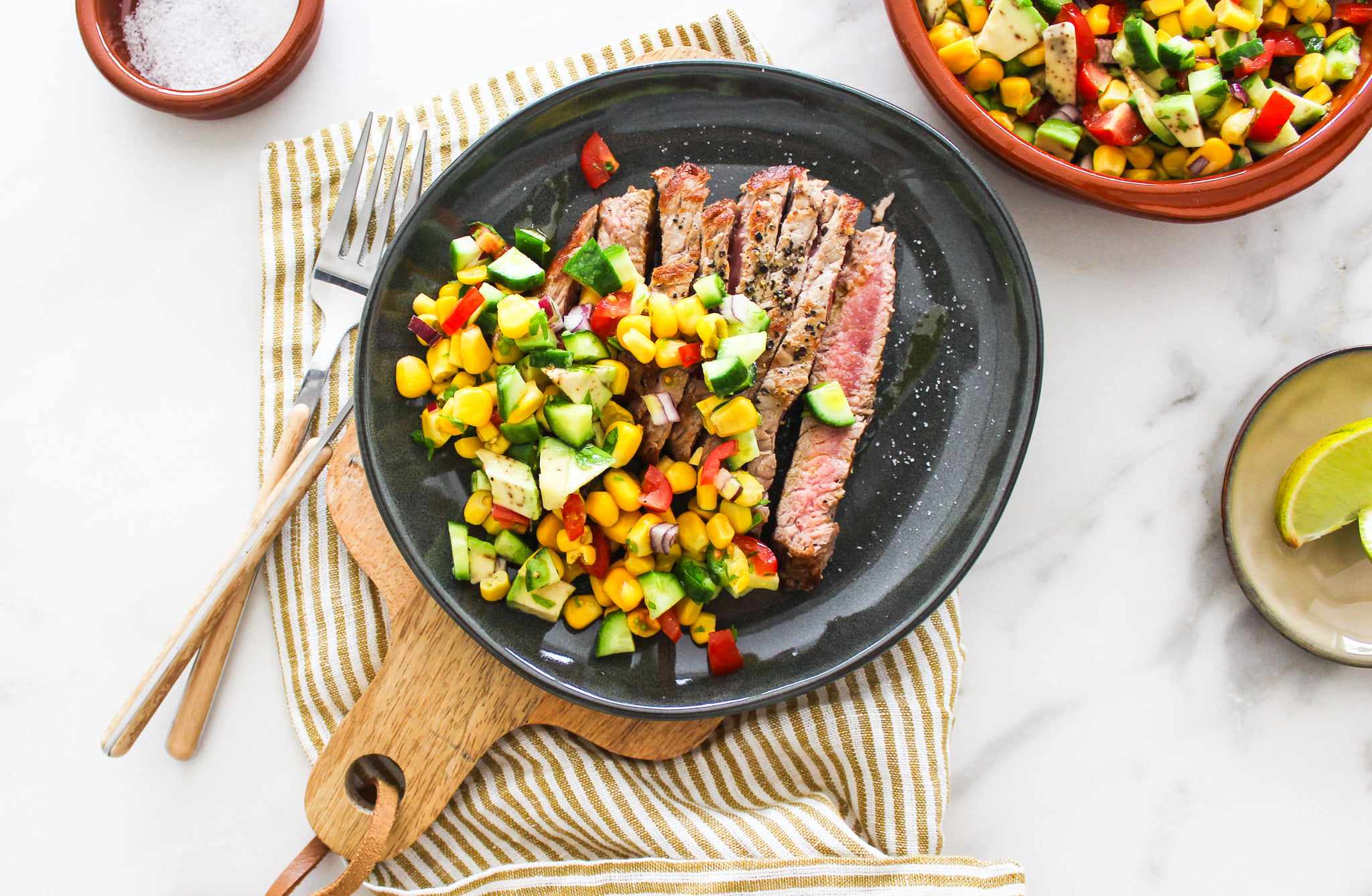 Steak op de bbq met zomerse salade