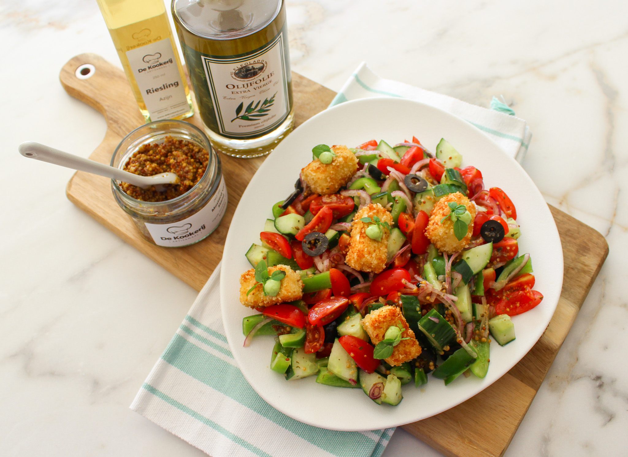Griekse salade met fetakroketjes