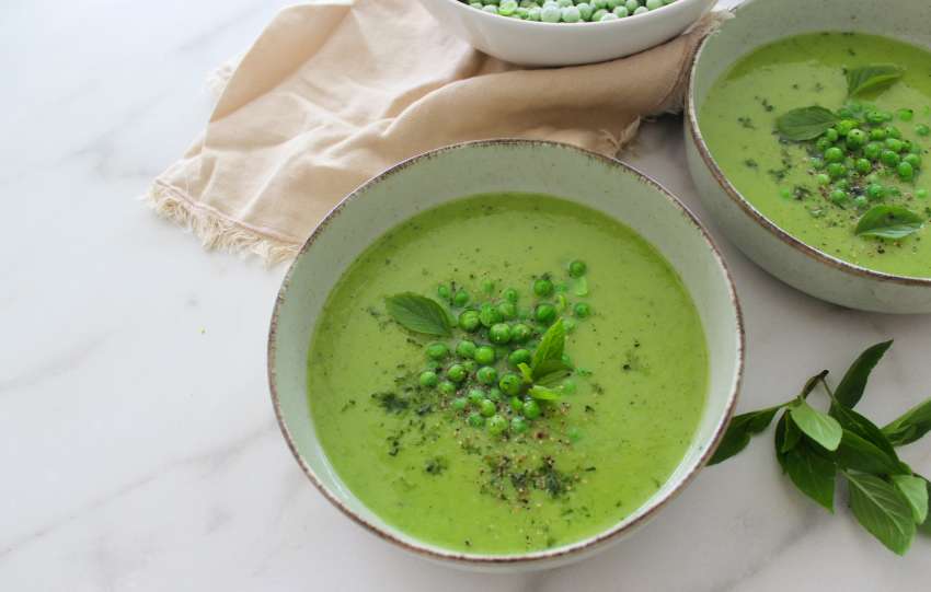 Courgettesoep met doperwten en Thaise basilicum
