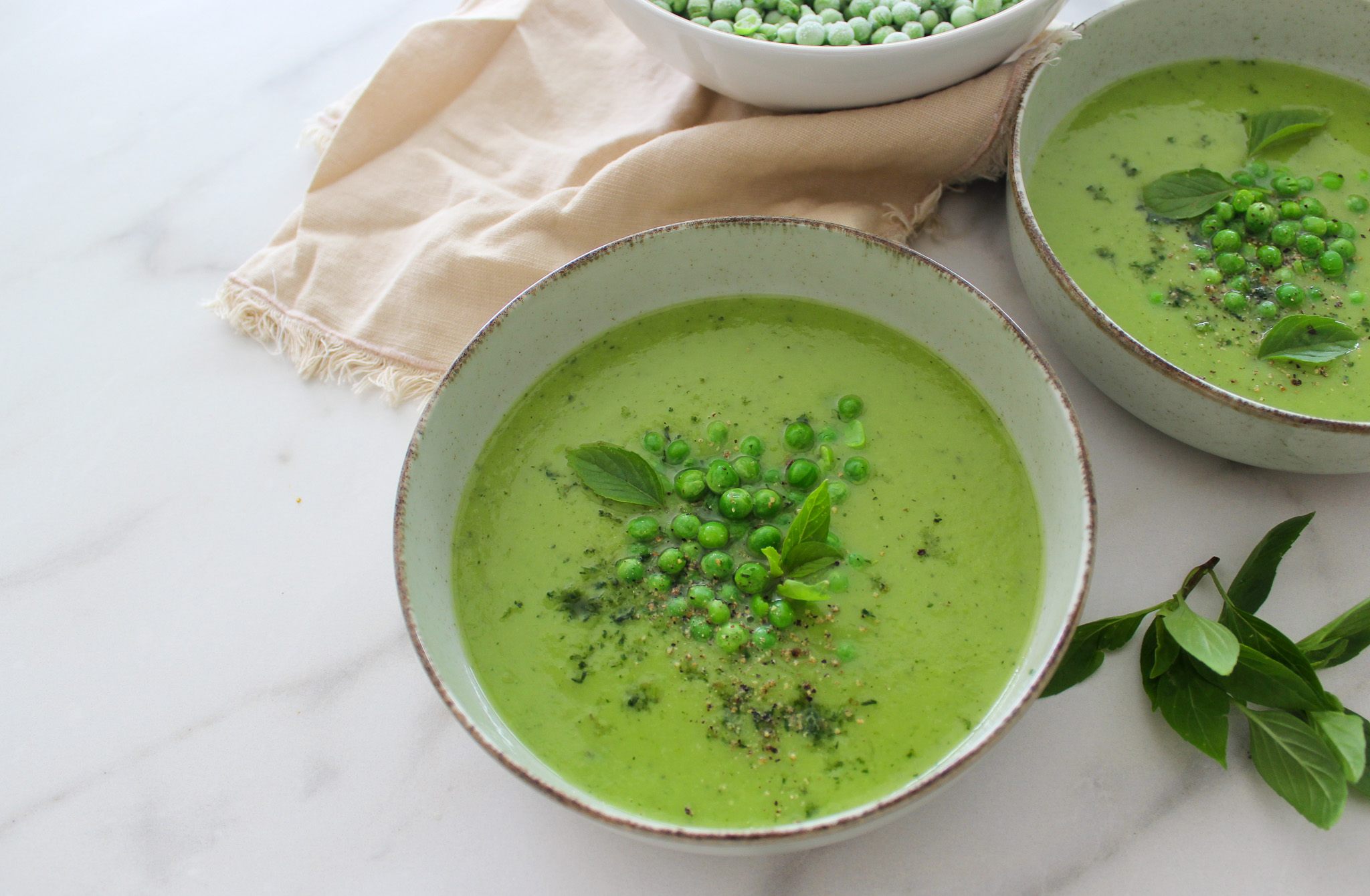 Courgettesoep met doperwten en Thaise basilicum