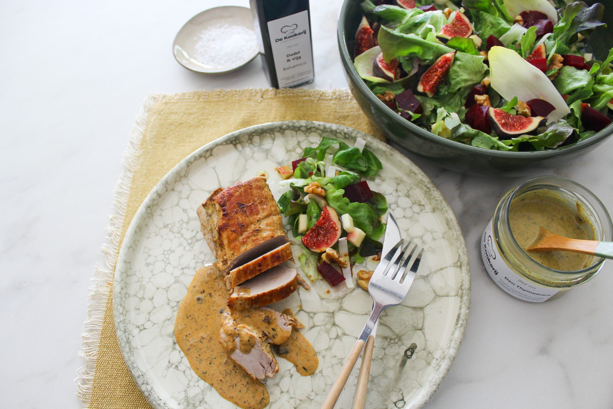 Varkenshaasje met tijmmosterd en herfstige salade van biet, appel en vijg