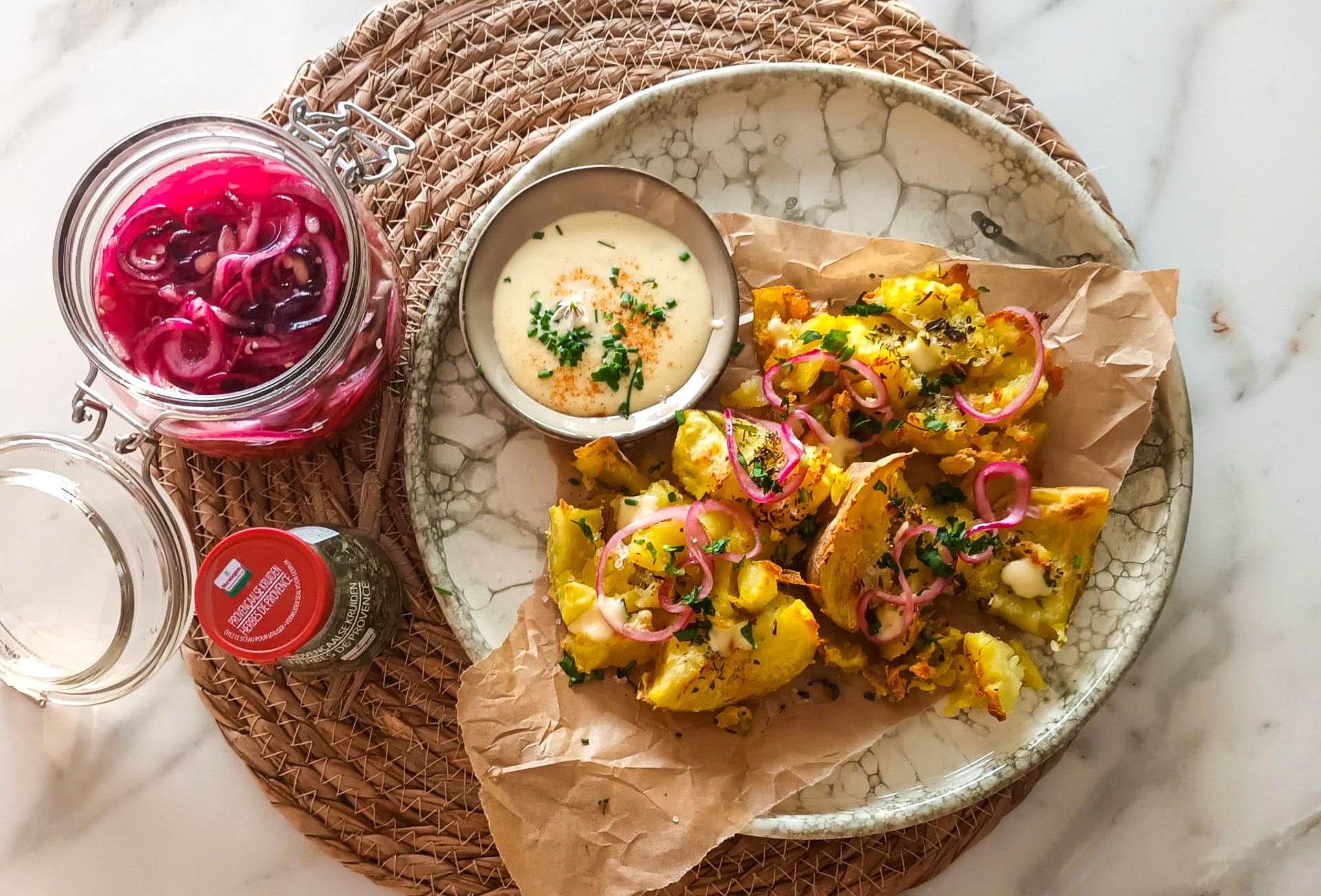 Smashed aardappeltjes uit de oven met daslook en aioli