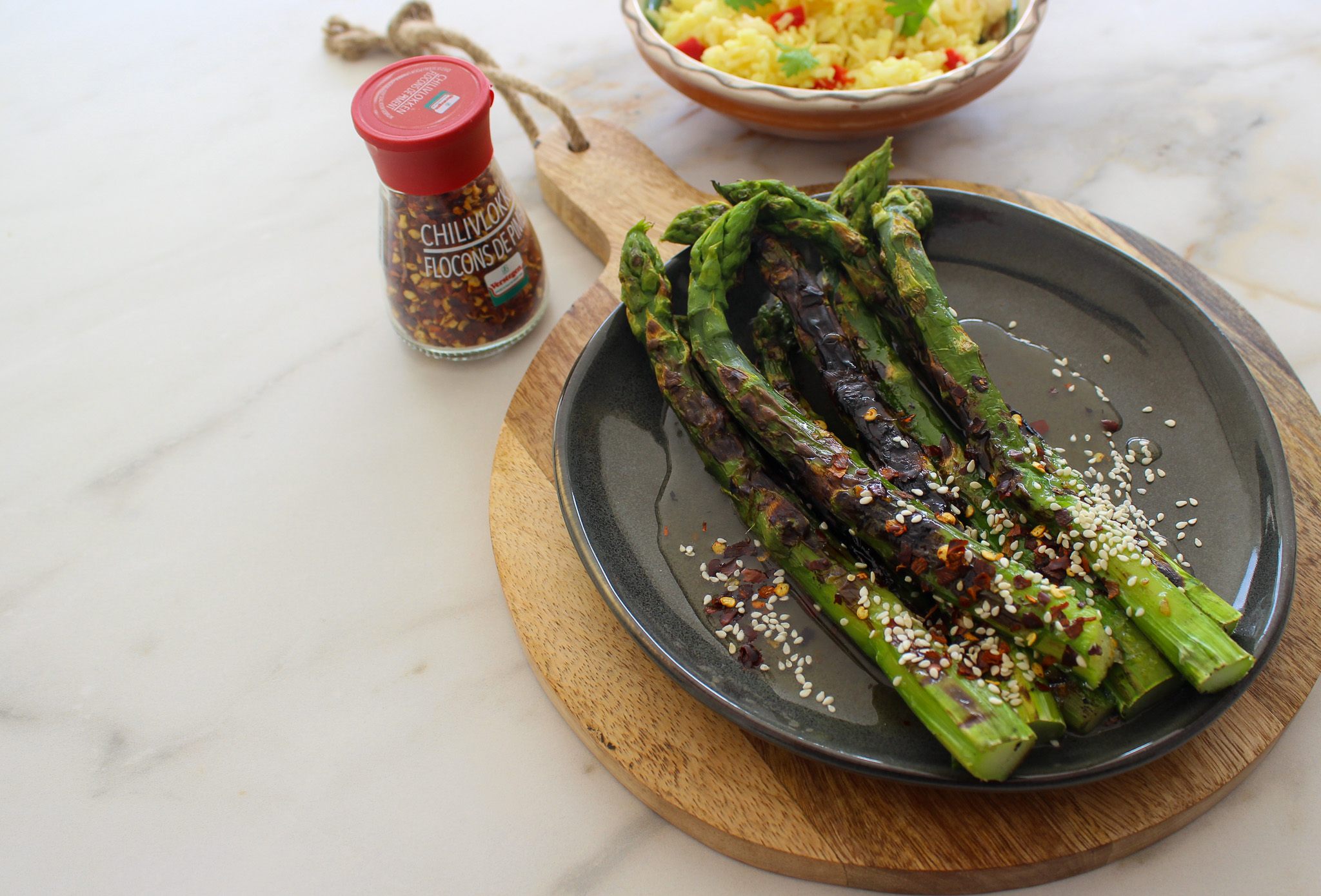Gegrilde asperges met zoet- zure chilidressing